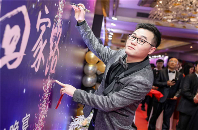 【高光“疫”事】勇敢逆行的特殊“网约车”——AG贵宾会90后，用信念打通生命运输线