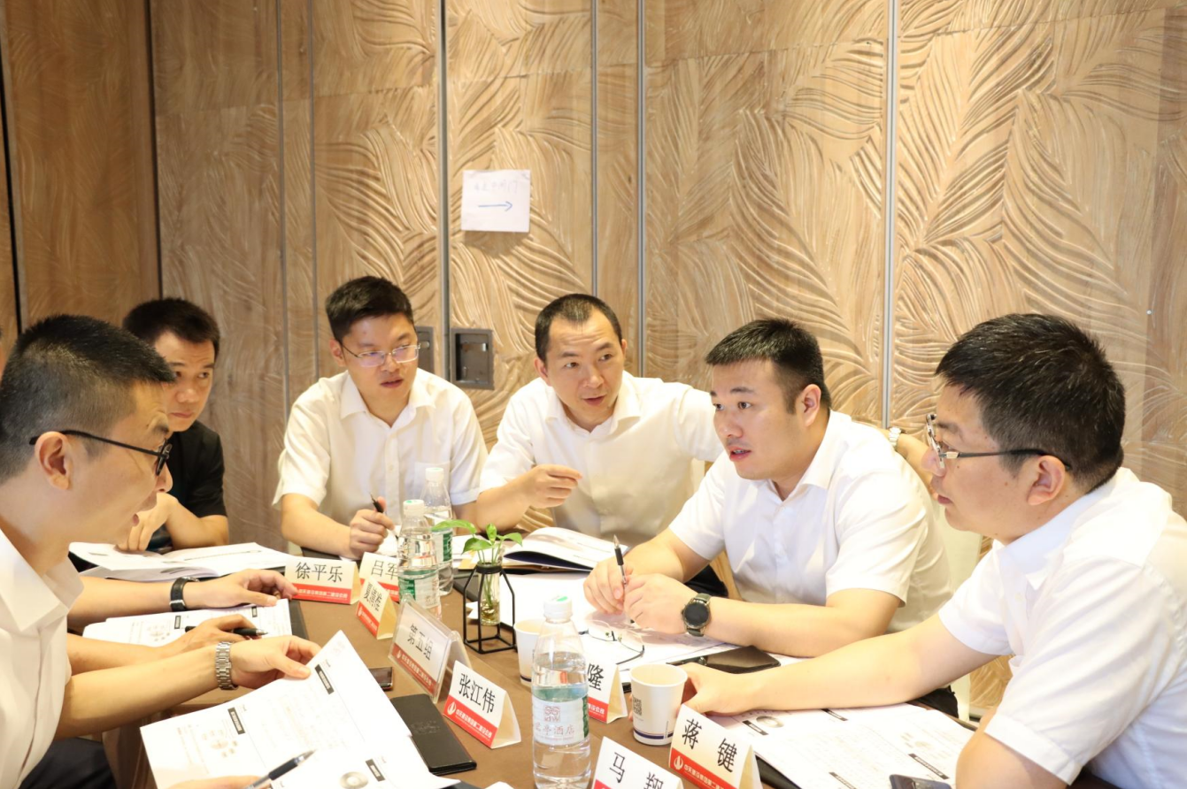 2021年6月25日-26日，AG贵宾会二建组织开展了2021年中高层主管执行力培训。本次培训特邀清华、北大、上海交大总裁班讲师，中国企业家协会特聘高级讲师许晋老师进行授课。